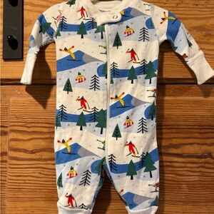 Hanna Andersson 2-Way Zip Sleeper with mountain skiing print, size 0-3 months